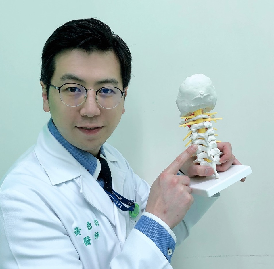 骨科醫師黃鼎鈞透過微創頸椎內視鏡手術，解決患者因頸神經壓迫、手臂麻如電流穿過的困擾。 圖／臺大醫院竹東分院提供