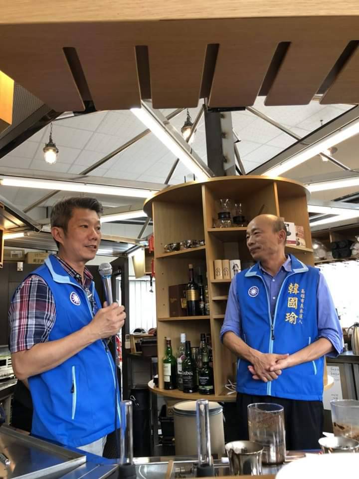 侯亞寧（左）在韓國瑜剛到高雄時陪著跑基層。 圖：翻攝侯亞寧臉書