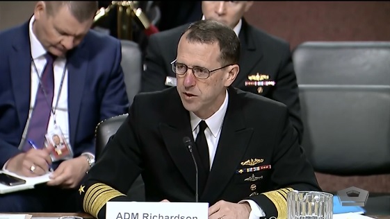 美國海軍作戰部長理查森（前）9日出席參議院聽證會，就海軍2020財政年度的防務授權請求，做出說明。 圖：翻攝自美國國防部影片