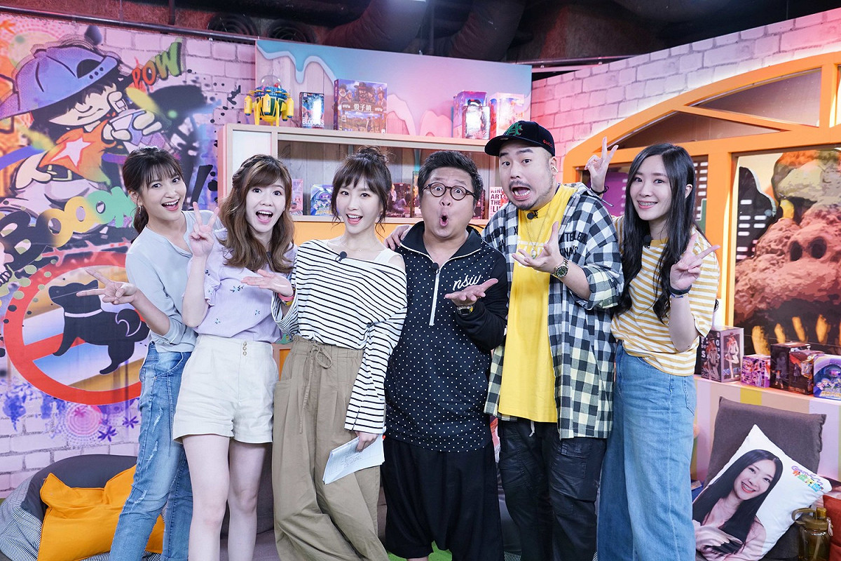 本集《Game什麼東西》大合照。左起：樓心潼、 MOMO、陳瑀希、納豆、阿達、大魚。 圖：狼谷競技台／提供