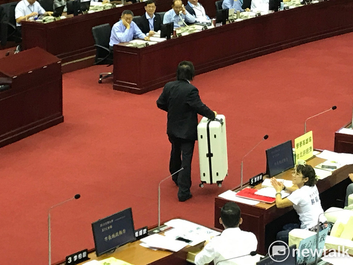 民進黨議員王世堅贈送行李箱給台北市長柯文哲。 圖：周煊惠 ／攝