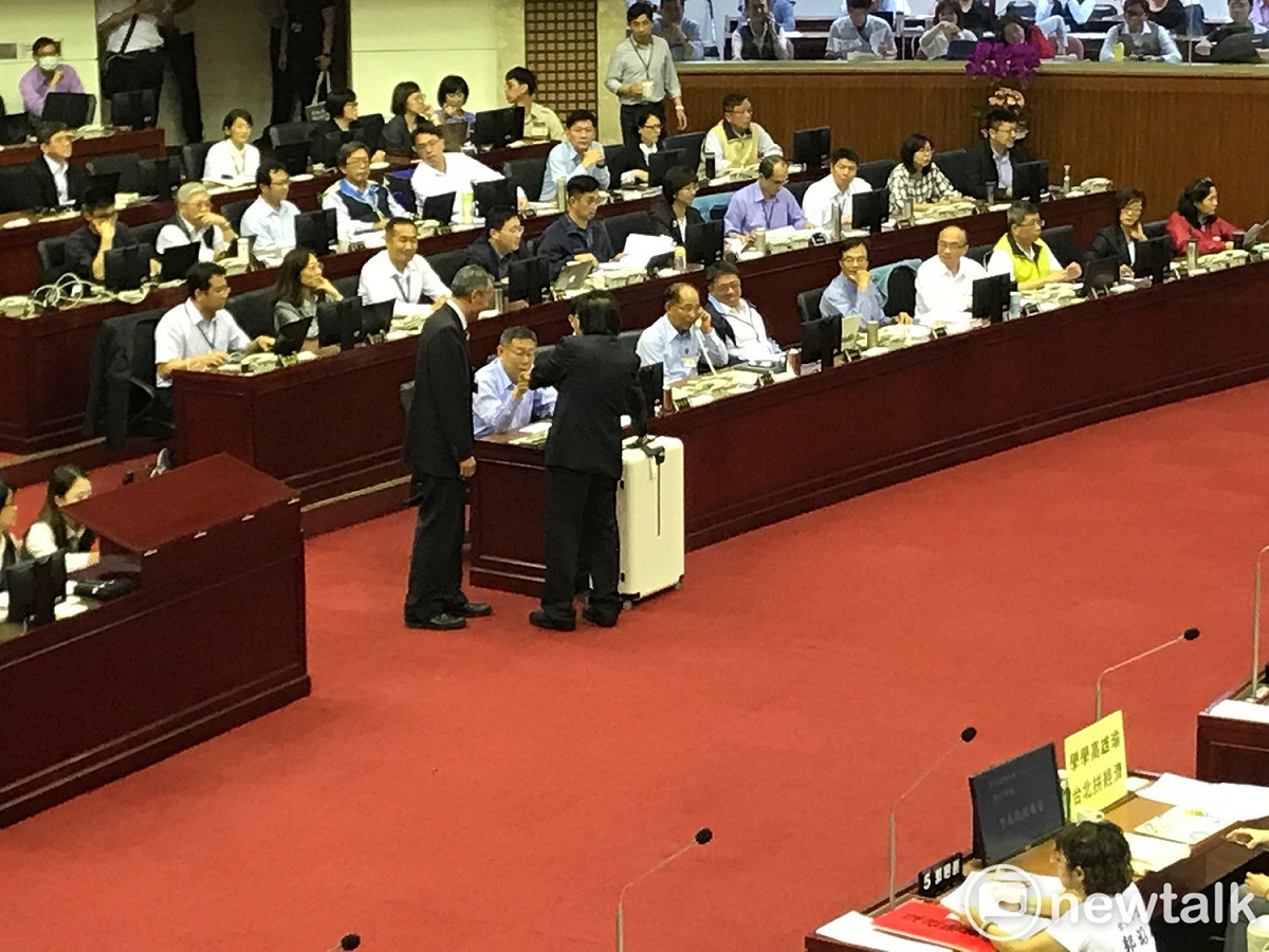 民進黨議員王世堅贈送行李箱給台北市長柯文哲。 圖：周煊惠 ／攝