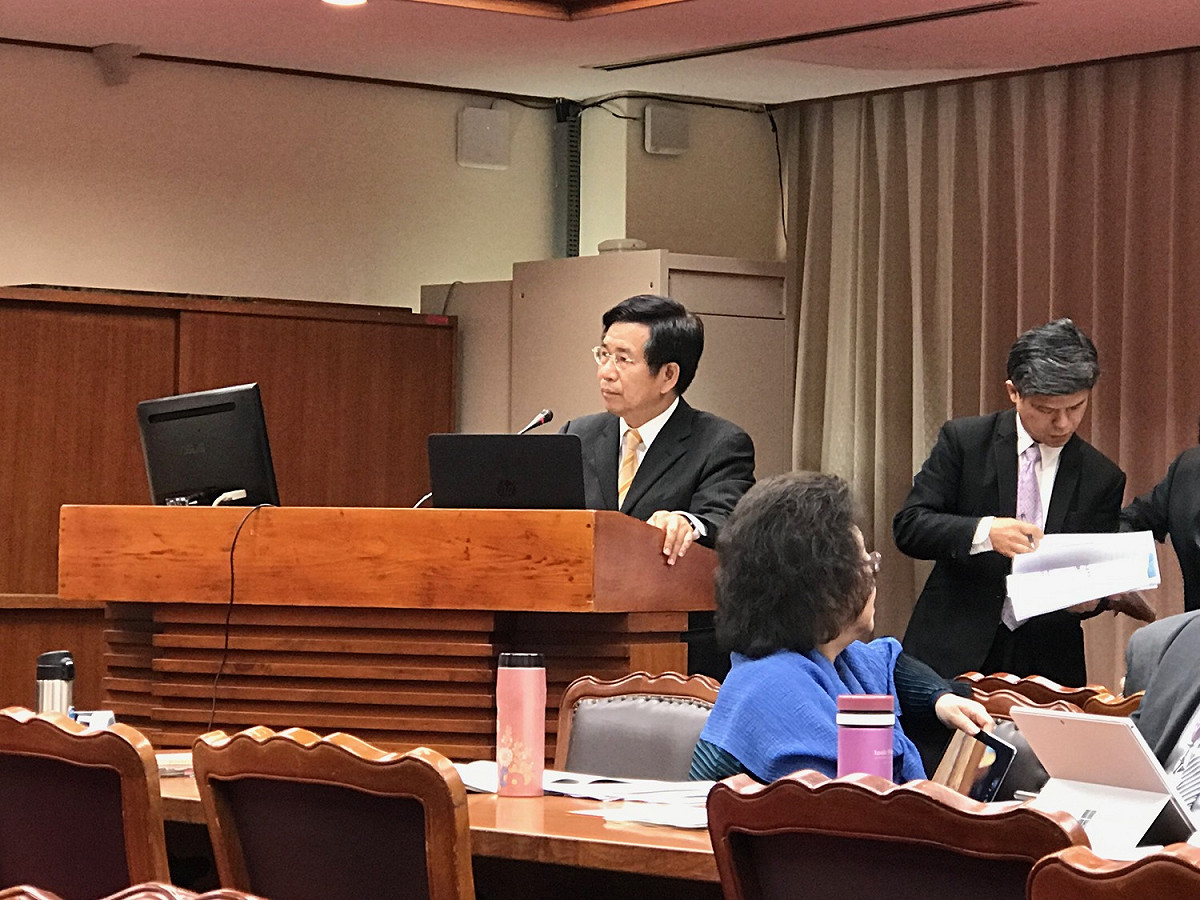 陳學聖追問，教育部是否敢宣示釣魚台是中華民國固有領土？潘文忠解釋，已透過課綱和教科書呈現既有事實，呈現內容就是教育部立場，「釣魚台是我們國家的領土。」 圖／記者許維寧攝