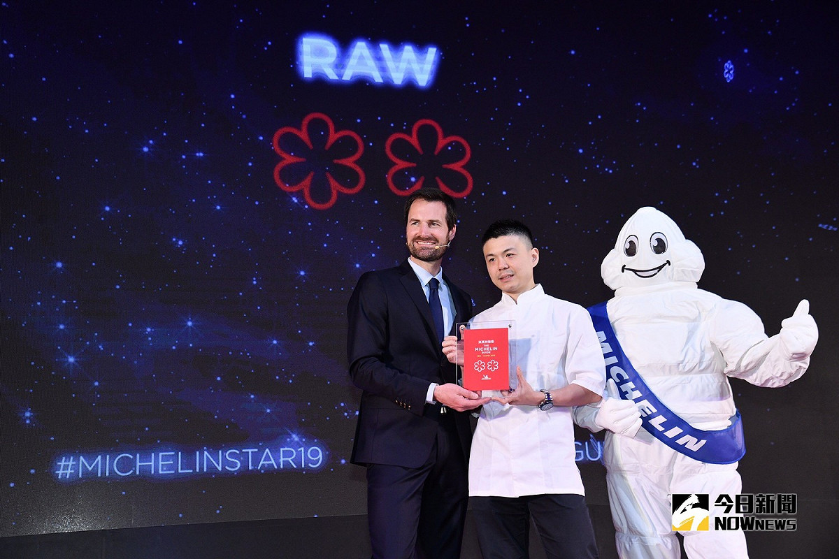 RAW 曾被稱為全台最難訂位的餐廳，在 2019 年台北《米其林指南》成績大躍進， 得到二星的肯定。 圖／記者林柏年攝, 2019.04.10
