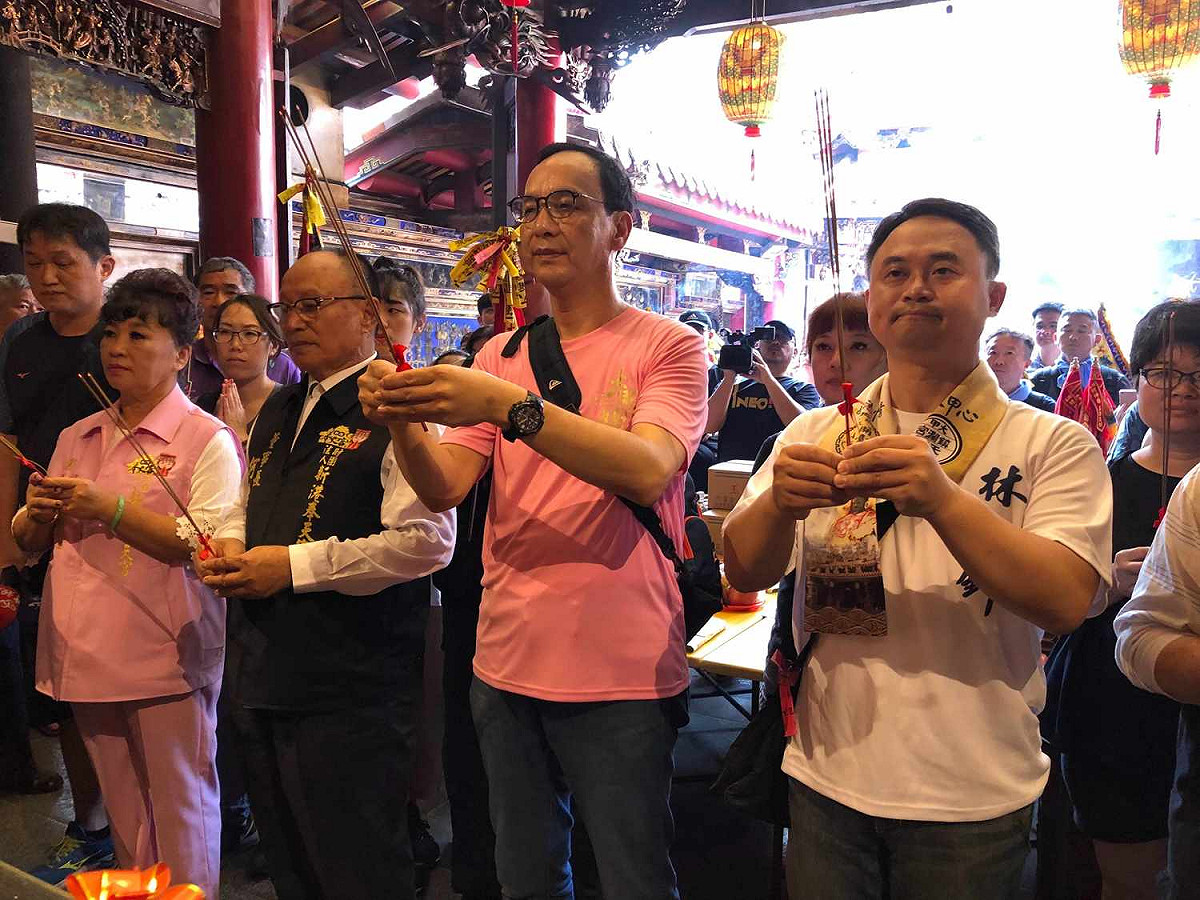 表態參選2020總統的朱立倫，今天到嘉義縣香港奉天宮參拜。 圖：嘉義縣記者公會/提供