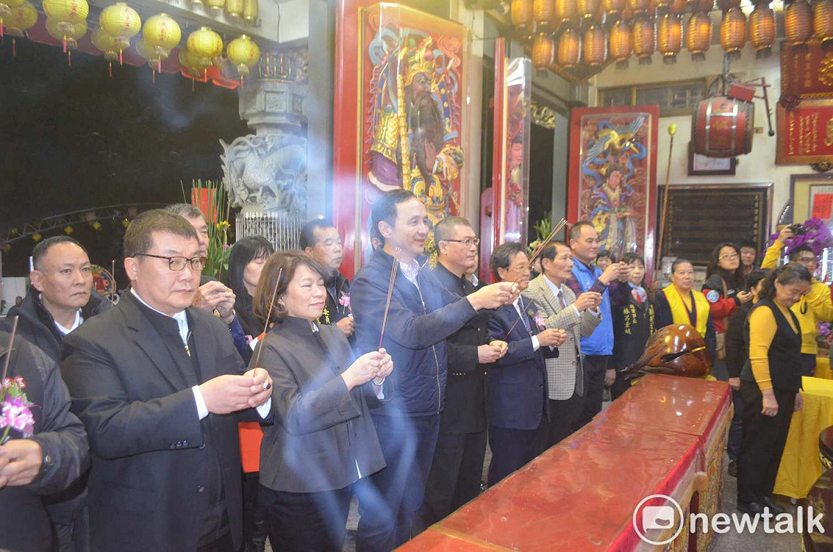 今年一月間，表態參選2020總統的朱立倫到嘉義市天玄宮參拜，表情輕鬆。 圖：蔡坤龍/攝