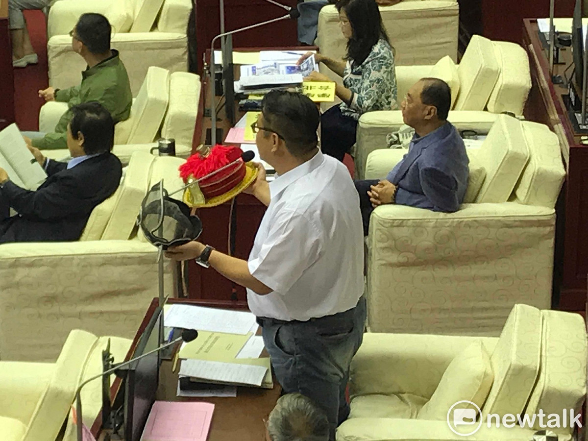 國民黨議員陳重文拿出皇帝帽、地方官烏紗帽給台北市長柯文哲選擇。 圖：周煊惠 ／攝