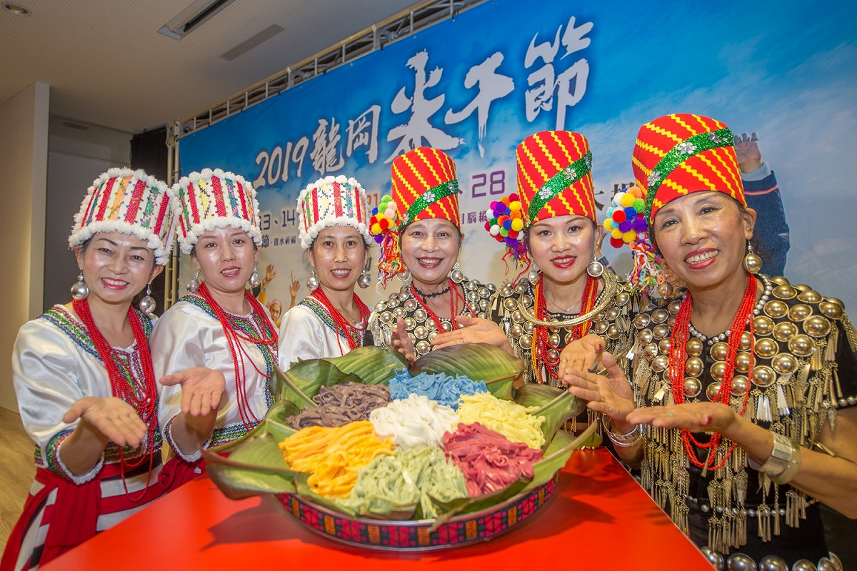 「七彩米干」由龍岡在地店家精心研發，採用純天然原料製成。 圖：桃園市政府／提供