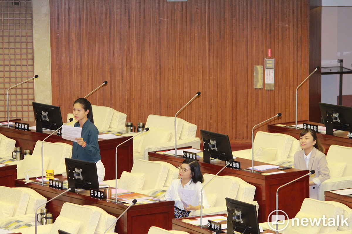 時代力量議員質詢組，林亮君（左起）、黃郁芬、林穎孟。 圖：周煊惠 / 攝