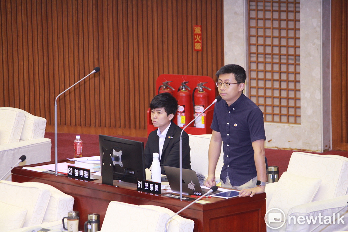 社民黨議員苗博雅（左）與無黨議員邱威傑（右）質詢組。 圖：新頭殼資料照