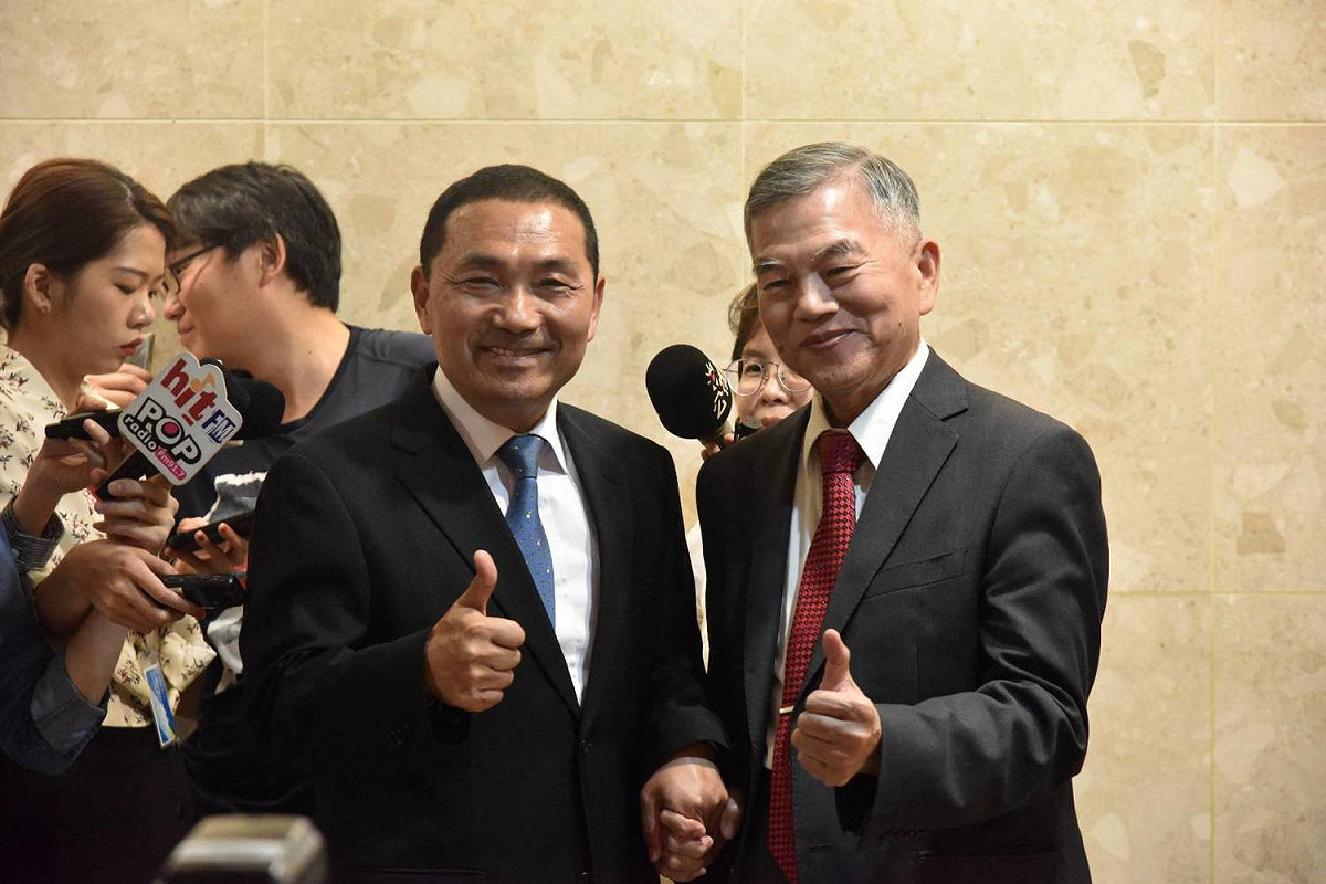新北市長侯友宜10日率市府團隊拜會經濟部長沈榮津，就新北市經濟發展、水利建設及核廢料問題進行討論交換意見。 圖：新北市政府/提供