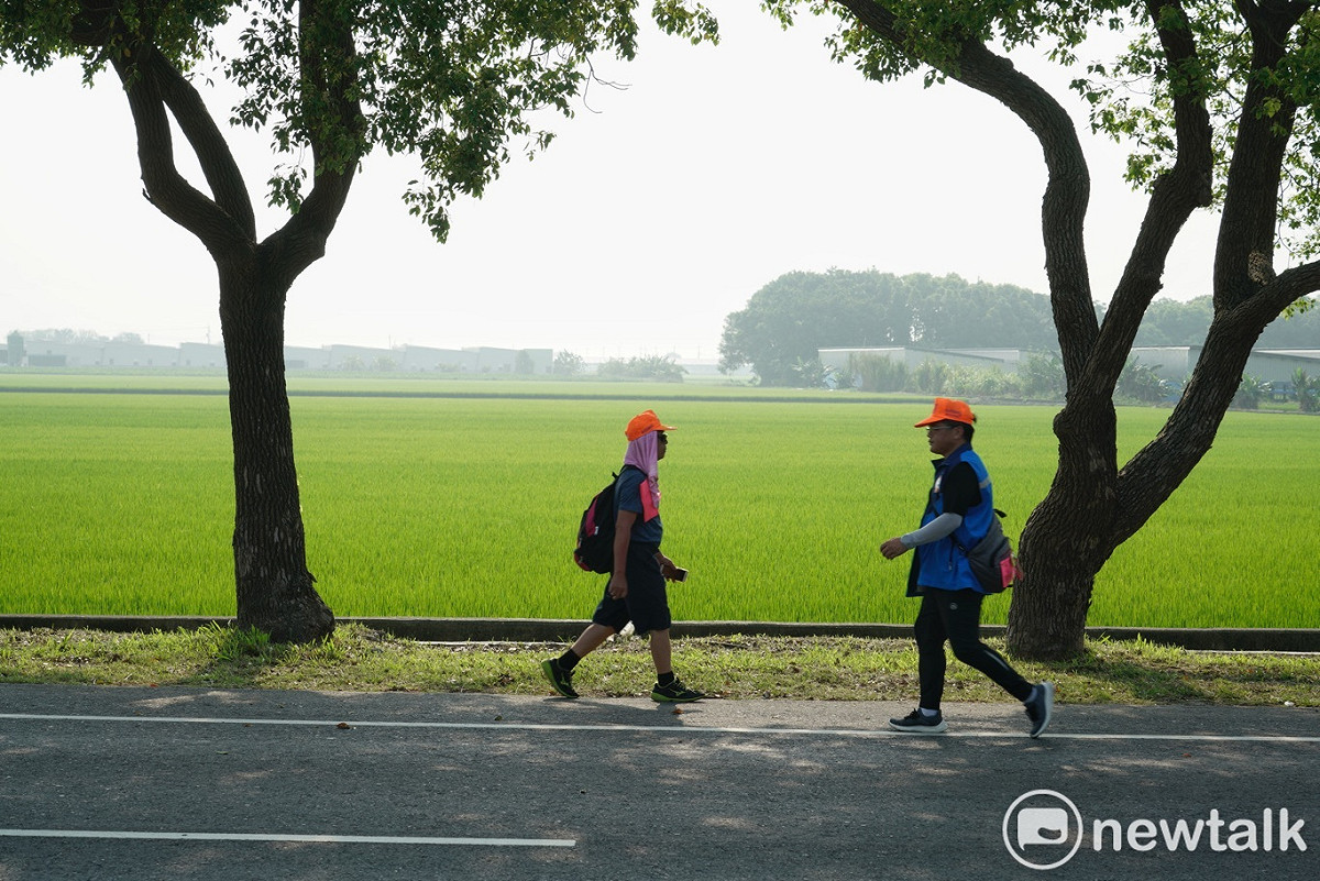 兩位白沙屯媽祖的信徒在北港鎮郊，朝著不同的方向前進。 圖：張良一/攝