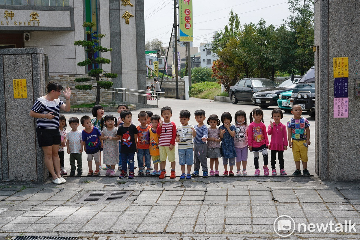 彰化北斗一家天主教教會的幼兒園，在老師的帶領下，在等待鑾轎通過的同時，也學習媽祖信仰文化。 圖：張良一/攝