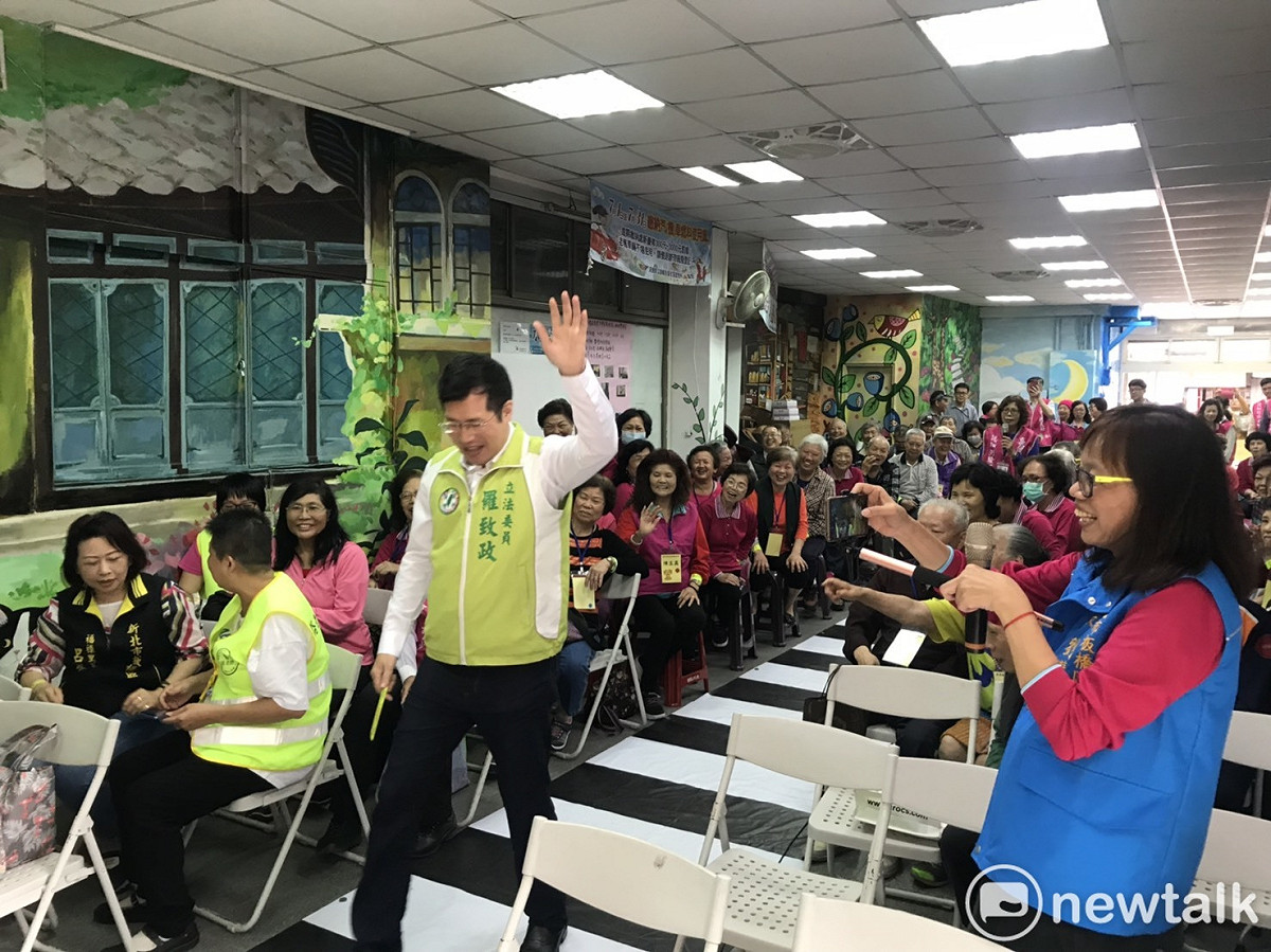 民進黨立委羅致政以福德里民身分，體驗舉手使用行穿線，動作標準。 圖：板橋區監理站提供