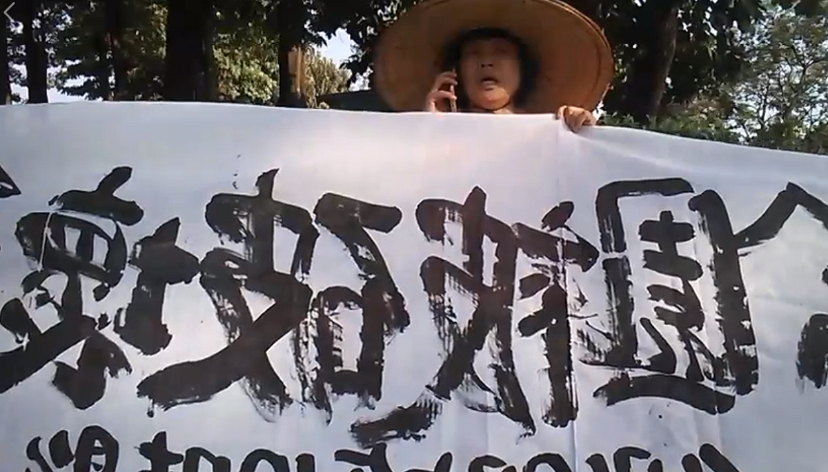 屏東縣議員蔣月惠多次抗議縣府的環境改善計劃，並從今天開始長期在公園靜坐1小時表示抗議。 圖：翻攝自蔣月惠臉書
