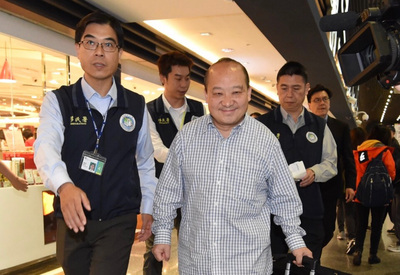 曾鼓吹武力統一台灣的中國學者李毅（前右）因從事與 旅遊目的不同活動，12日清晨遭強制出境。 圖：中央社