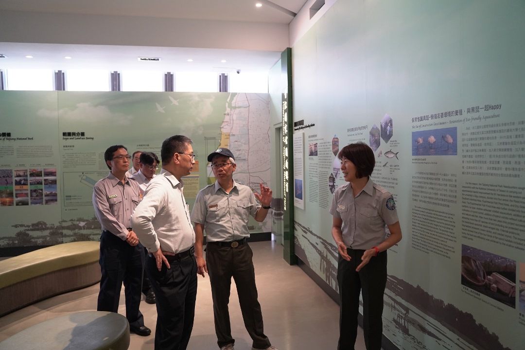 內政部長徐國勇在台江國家公園遊客中心聽取導覽解說。 圖：內政部提供