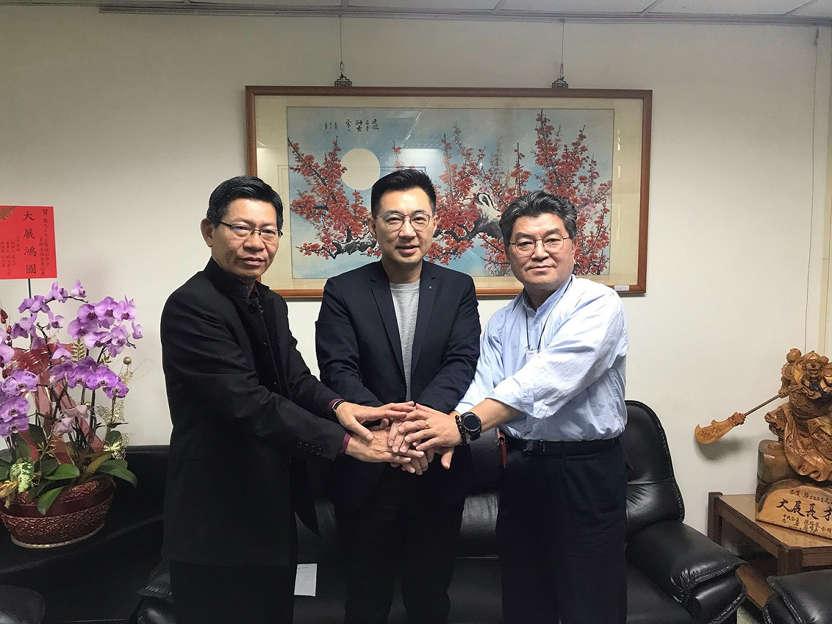 李中（右）及洪嘉鴻（左）在江啟臣協調下，決定共推李中參選，並由洪嘉鴻擔任競選總幹事。 圖 : 國民黨台中市黨部/提供