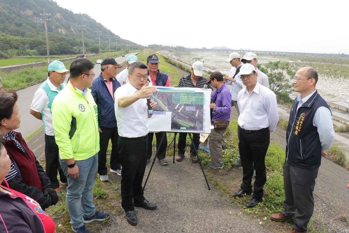 蔡其昌、施志昌會同相關單位到大安溪會勘。 圖 : 蔡其昌辦公室/提供