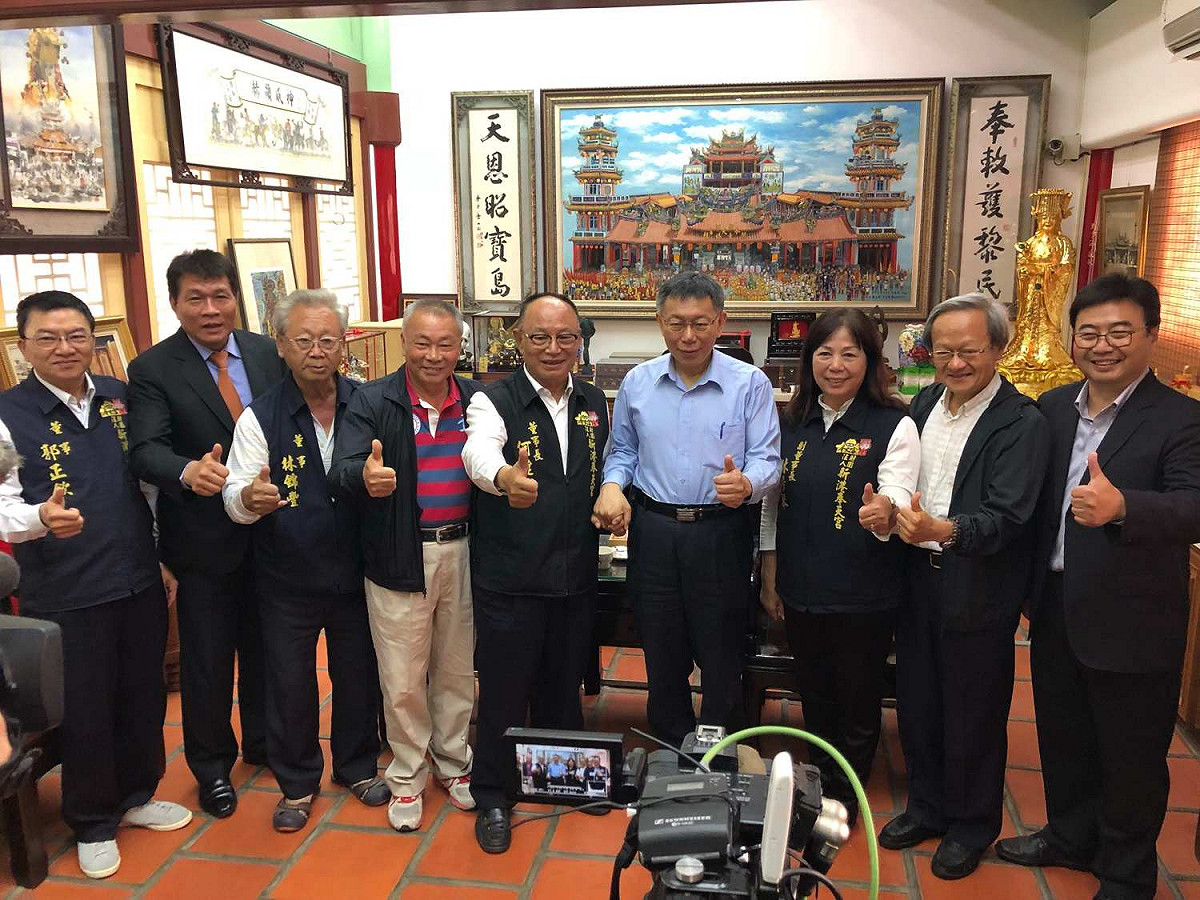 柯文哲今天到嘉義縣新港奉天宮參拜，並與地方人士會面。 圖：嘉義縣記者公會/提供