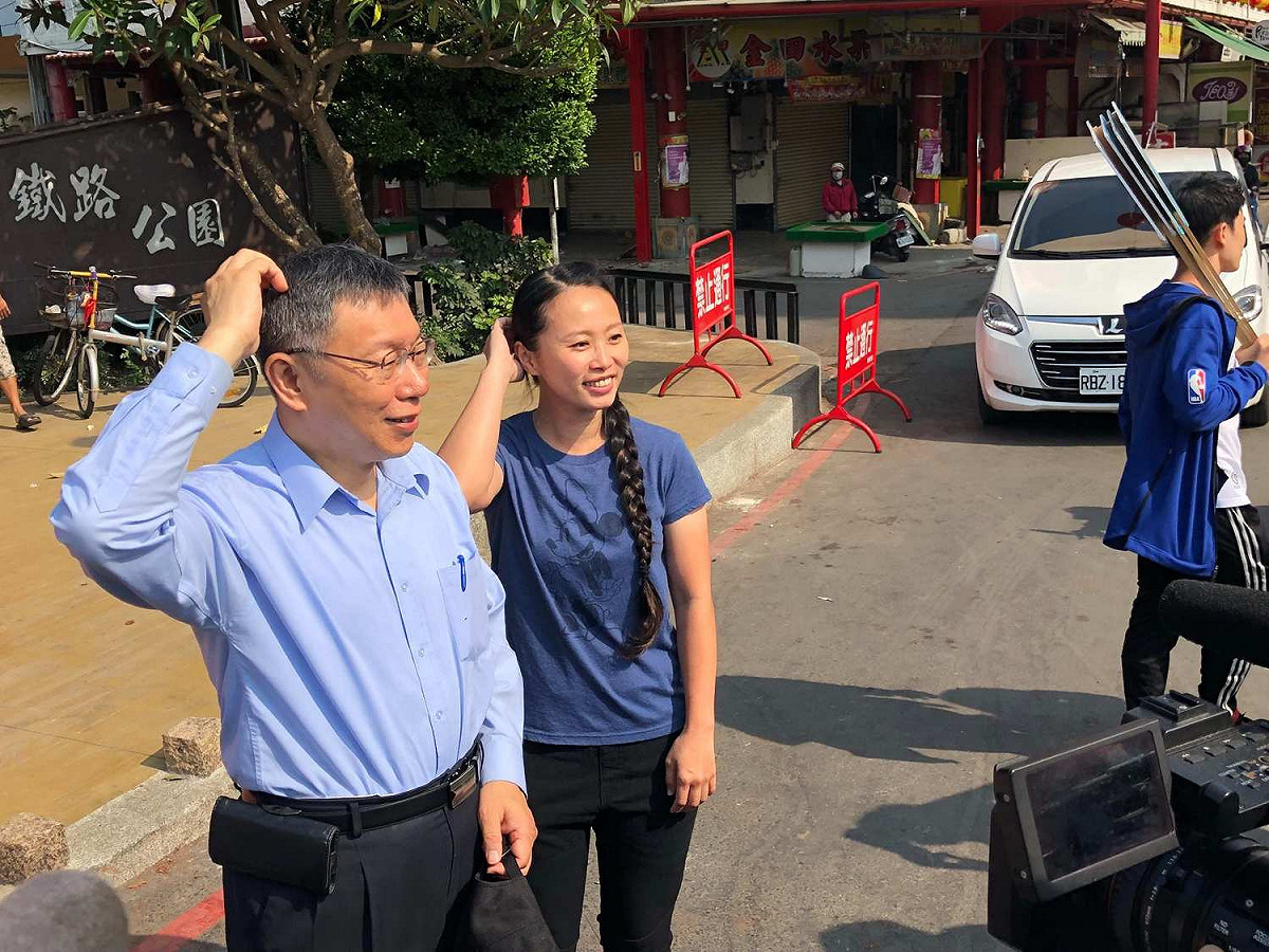 圖為柯文哲至嘉義縣新港奉天宮參拜時，與粉絲合影。 圖：嘉義縣記者公會/提供