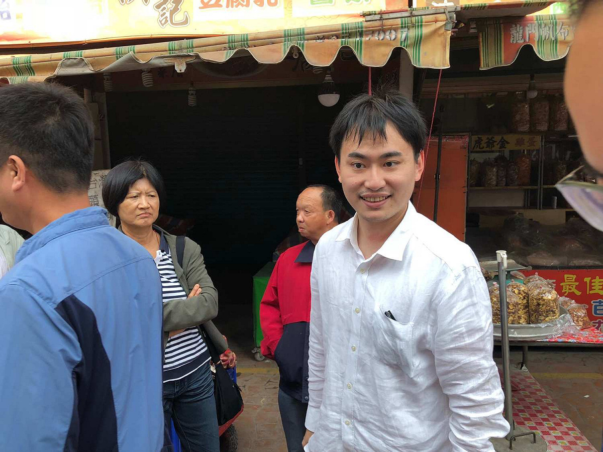 柯文哲今天到嘉義縣新港奉天宮參拜，陪同的北市府副發言人陳冠廷，是嘉義地方政治大老陳明文的兒子。 圖：嘉義縣記者公會/提供