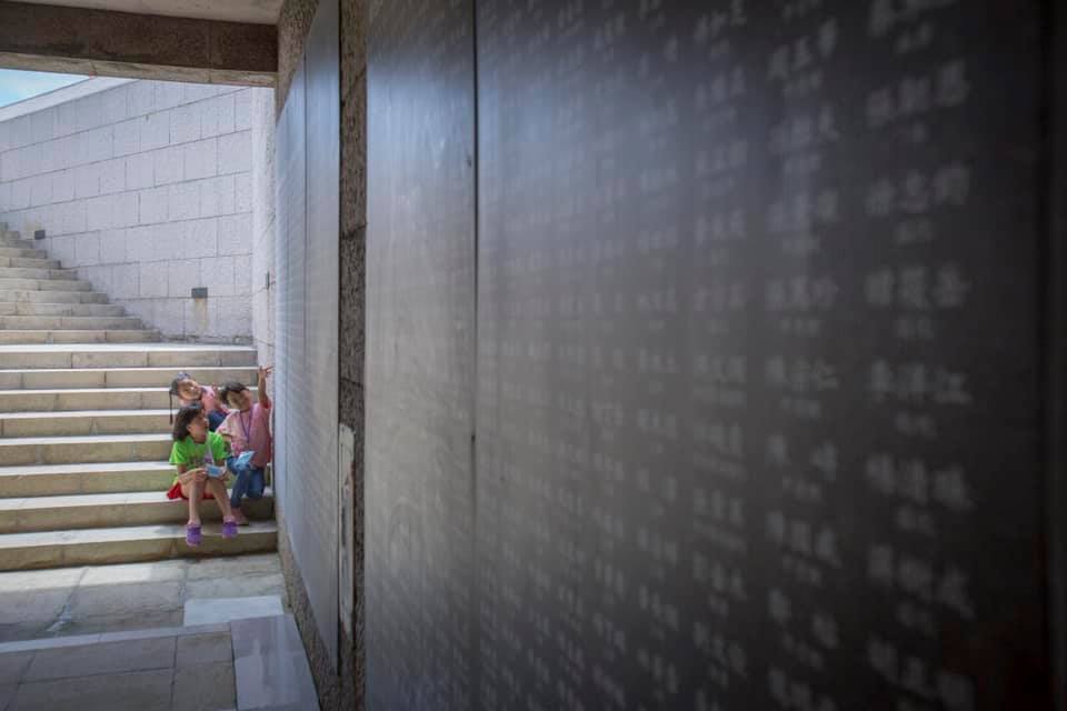 陳菊今晚在臉書發文並附上去年5月17日陪同蔡英文總統出席「國家人權博物館」揭幕儀式。 圖：擷取自陳菊臉書