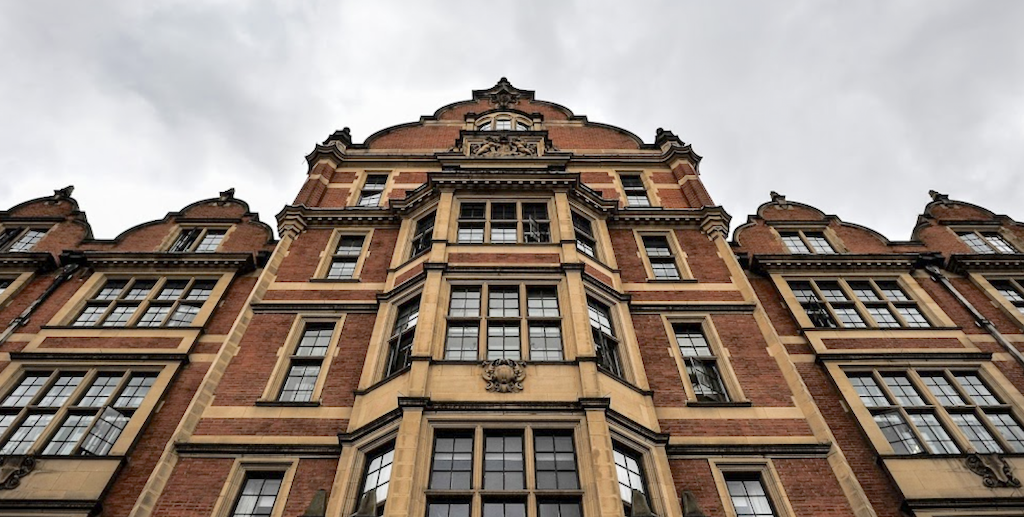英國倫敦政經學院（LSE）的地球儀公共藝術品衍生外交爭端。 圖：翻攝自google map（Ming Li）