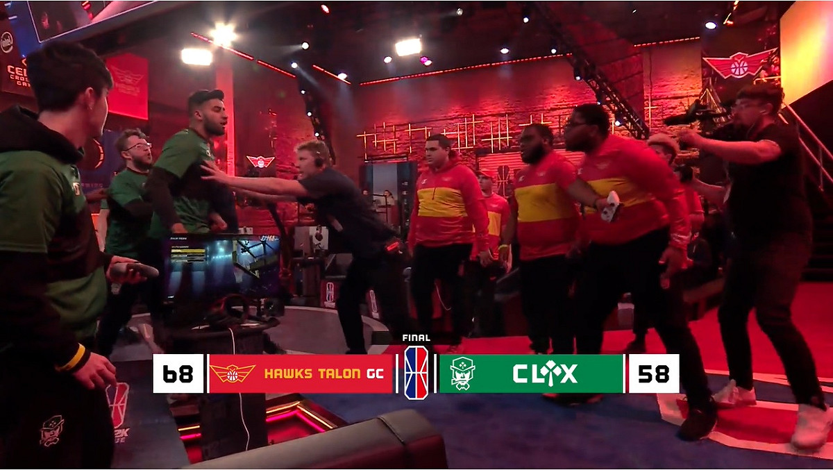 昨天進行的NBA 2K聯盟爆發嚴重肢體衝突，官方緊急開罰。 圖：翻攝自Twitch