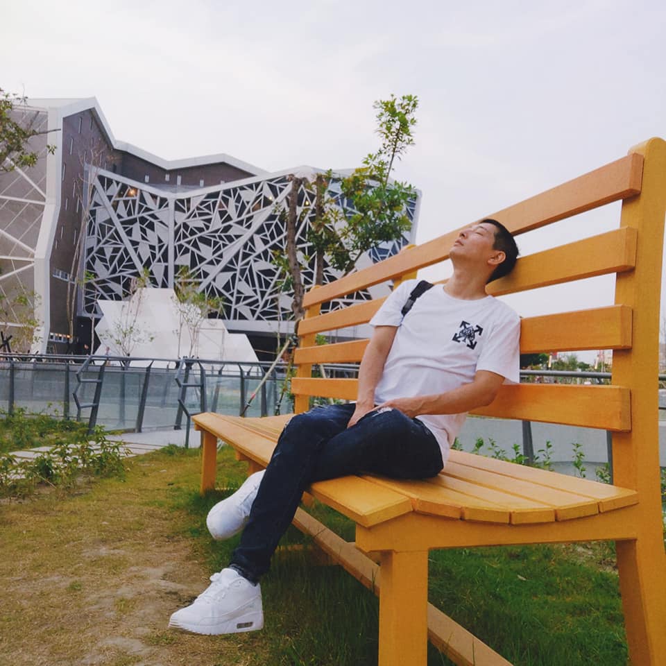 園區內裝置藝術超大造型椅，讓人宛如來到巨人國。 圖：程梓靖授權提供