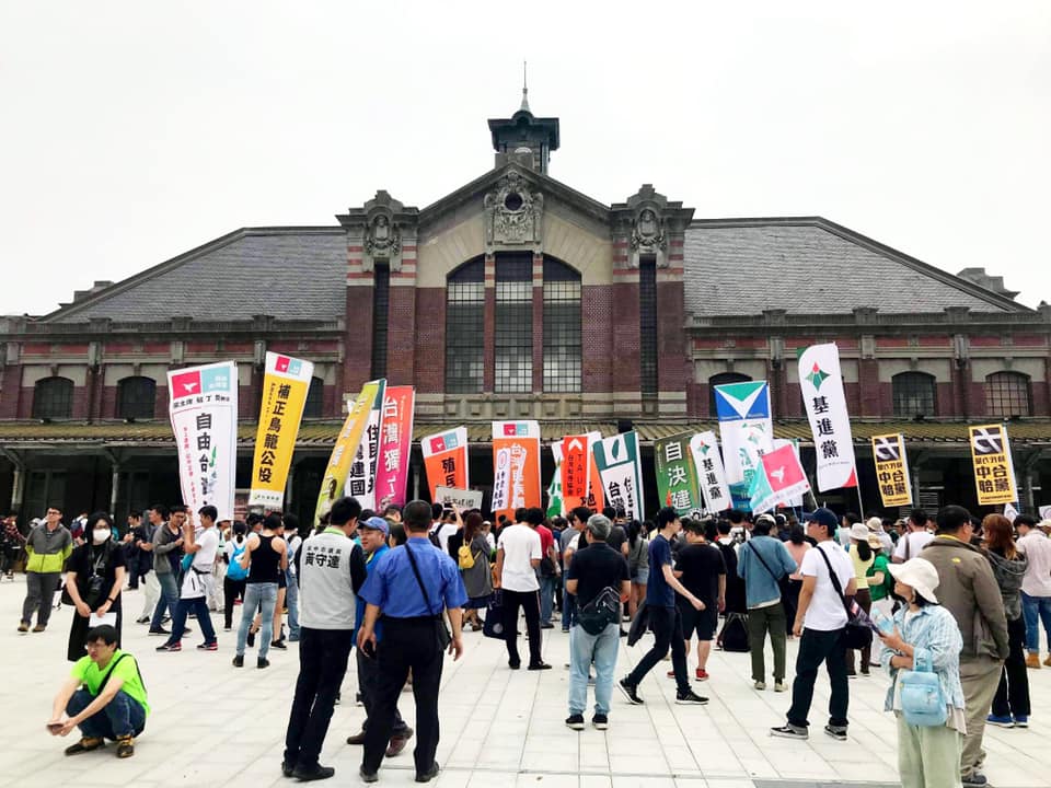 好民文化協會、公投護台灣聯盟等逾20民間團體，人數3、4百人，仍持續在台中火車站舊站前廣場舉行演講，高喊口號「二七精神、抗中護台」。 圖：翻攝自全面罷免 Total Recall