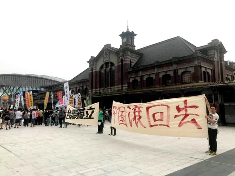 好民文化協會、公投護台灣聯盟等逾20民間團體，人數3、4百人，仍持續在台中火車站舊站前廣場舉行演講，高喊口號「二七精神、抗中護台」。 圖：翻攝自全面罷免 Total Recall