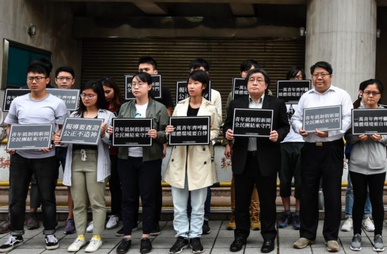 青年抵制假新聞陣線宣布將號召青年學生一同在各大學校園中發起「轉台運動」，並將在各校進行「抵制假新聞小蜜蜂」行動。同時，他們也釋出「媒體承諾書」，呼籲各家電視台一同簽署，並為新聞媒體的社會責任及新聞內容把關而努力。 圖：青年抵制假新聞陣線/提供