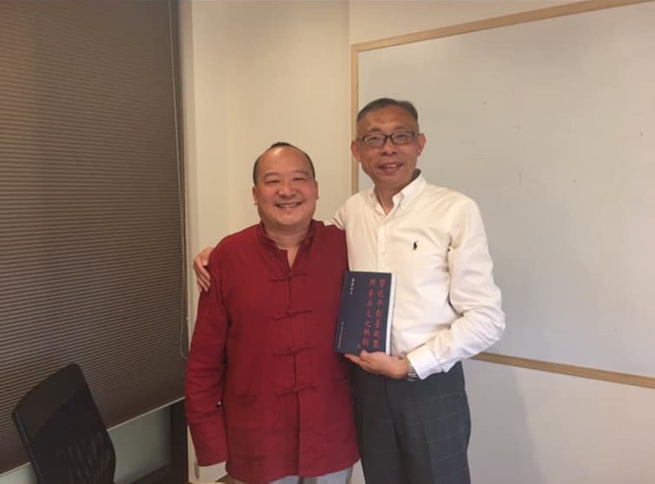 國立師範大學政治研究所教授范世平今(13)日在臉書上貼了一張自己與李毅在兩年前的合照，回憶當時就覺得他是個「大五毛」。 圖：取自范世平臉書