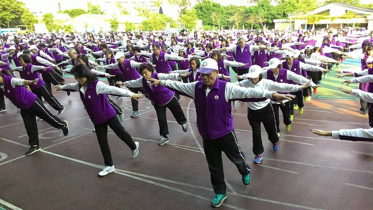 「返老還童氣功協會」今天在板橋高中成立第600個練功場授旗暨千人大團練，學員們展現動氣功招式，氣勢磅礡，虎虎生風。 圖：返老還童氣功協會提供