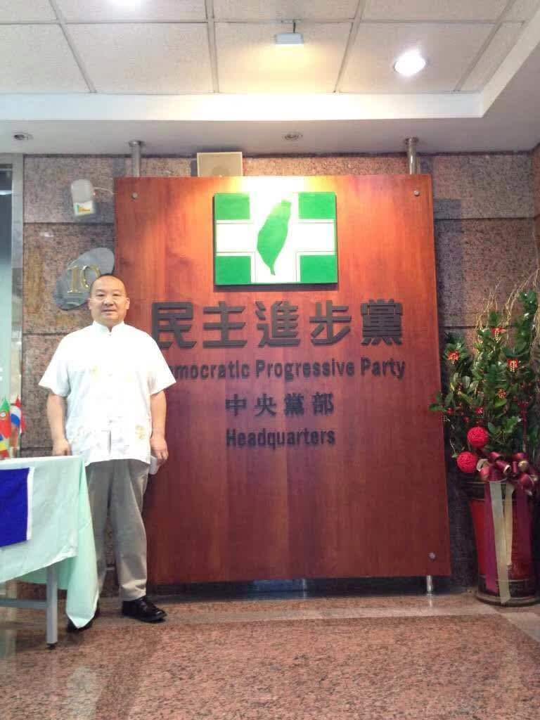 丁允恭坦言，李毅有在黨部門口拍照，但並沒有進入黨部。不過，根據李毅在微博公開的照片顯示，當時他所在的位置確實是在民進黨中央黨部。 圖：翻攝自微博