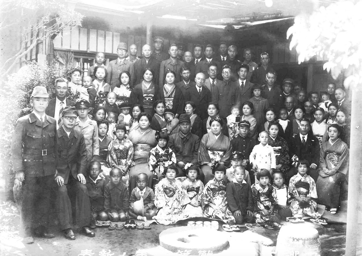 住吉家族1943年新春於青年路老家合照的老照片。 圖：黃博郎/翻攝