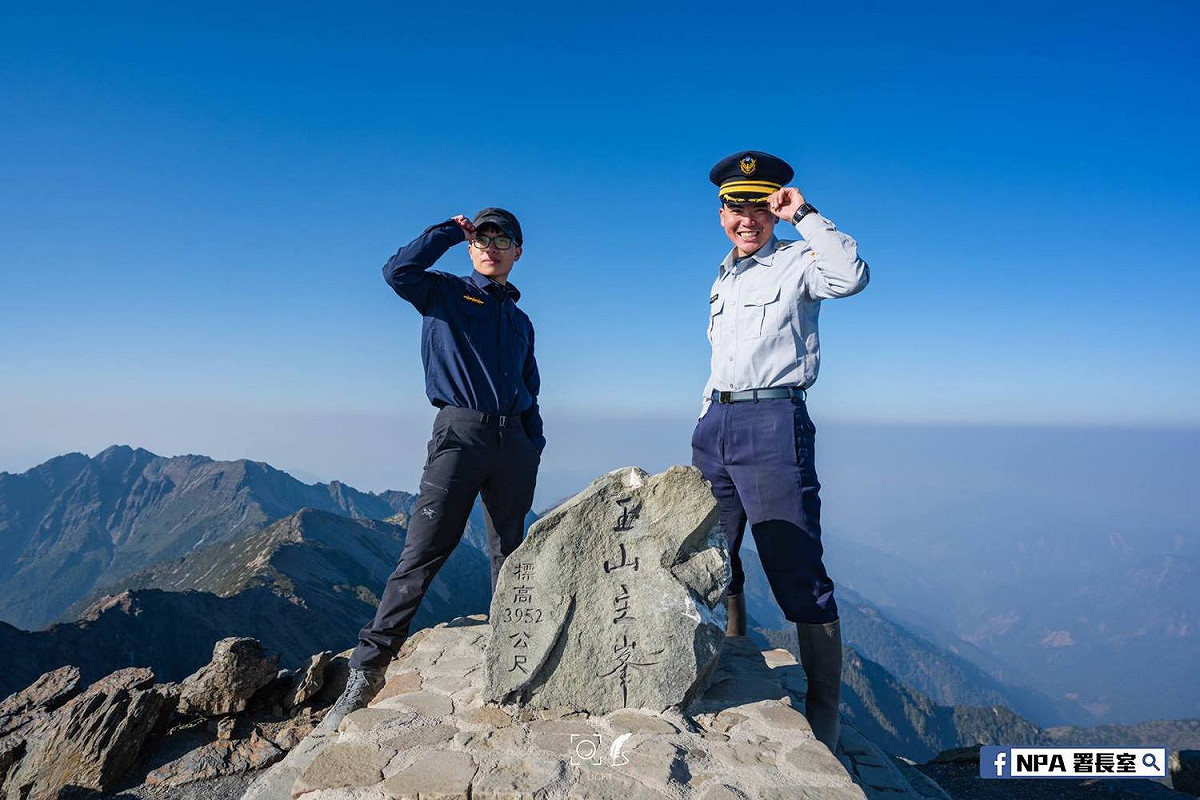 新舊警察制服在玉山主峰交棒。 圖：翻攝自NPA署長室臉書