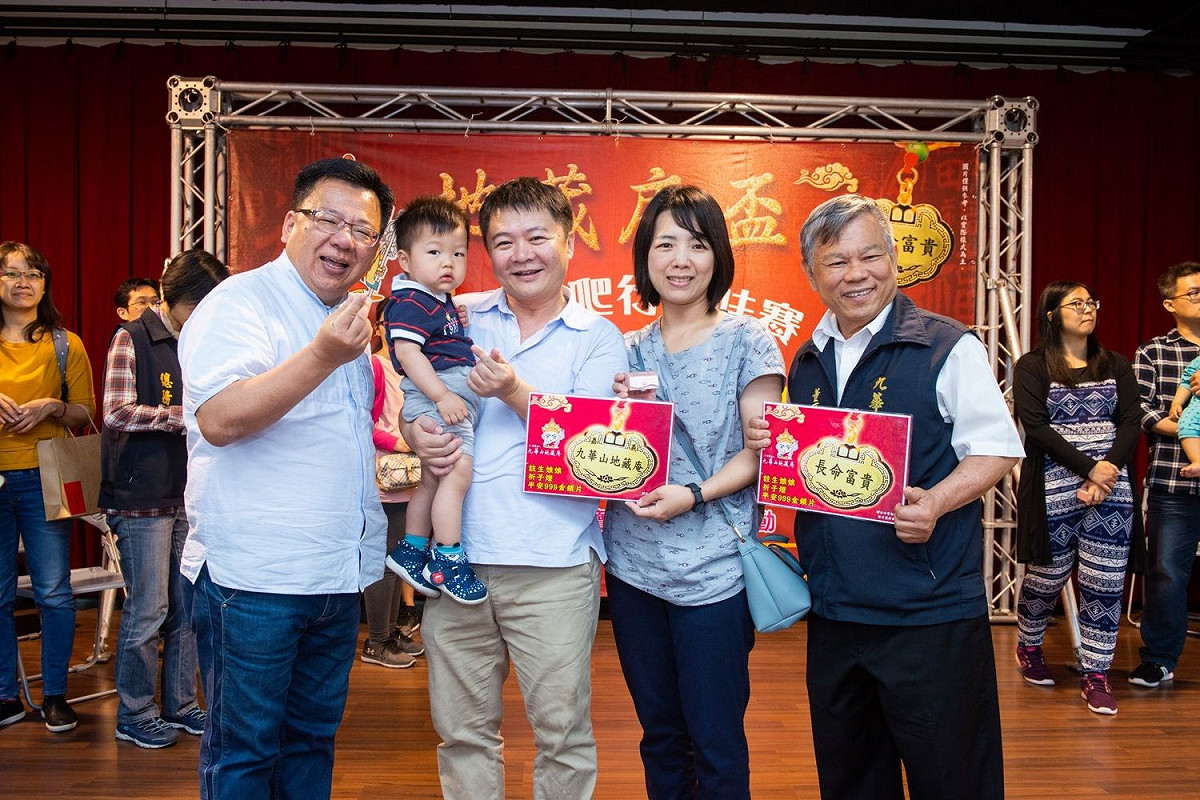 立委李俊俋今天也出席寶寶爬行大賽，他鼓勵年輕人多生育，增產報國。 圖：九華山地藏庵/提供