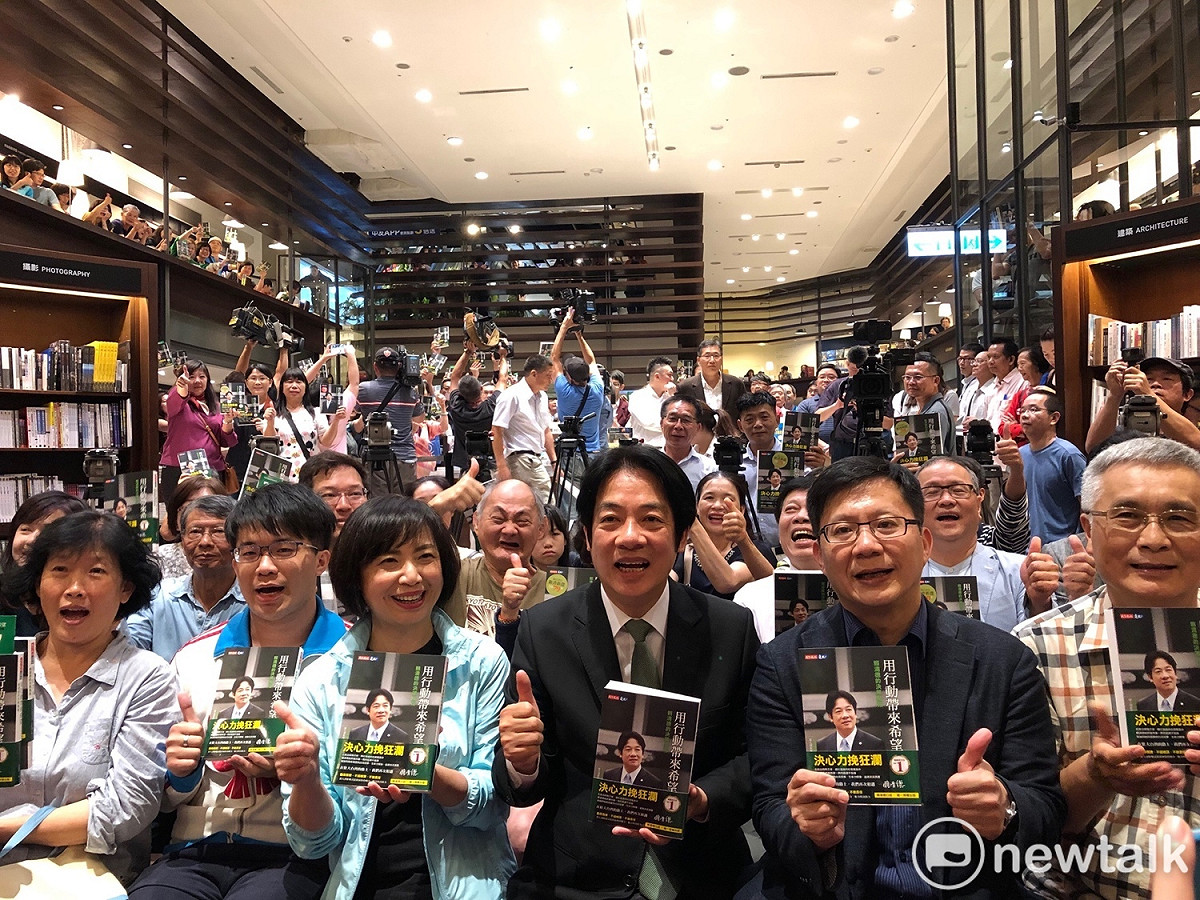 賴清德在台中中友百貨內的誠品書店舉辦簽書會。 圖：唐復年/攝