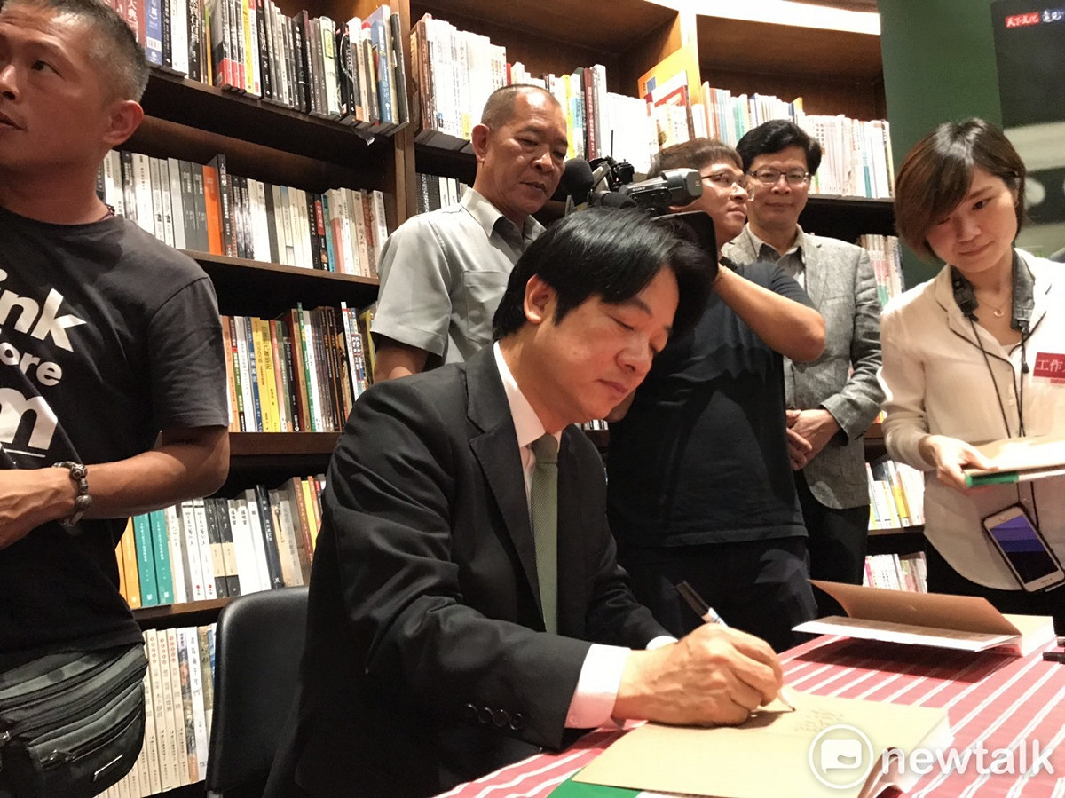 賴清德在台中中友百貨內的誠品書店舉辦簽書會。 圖：唐復年/攝