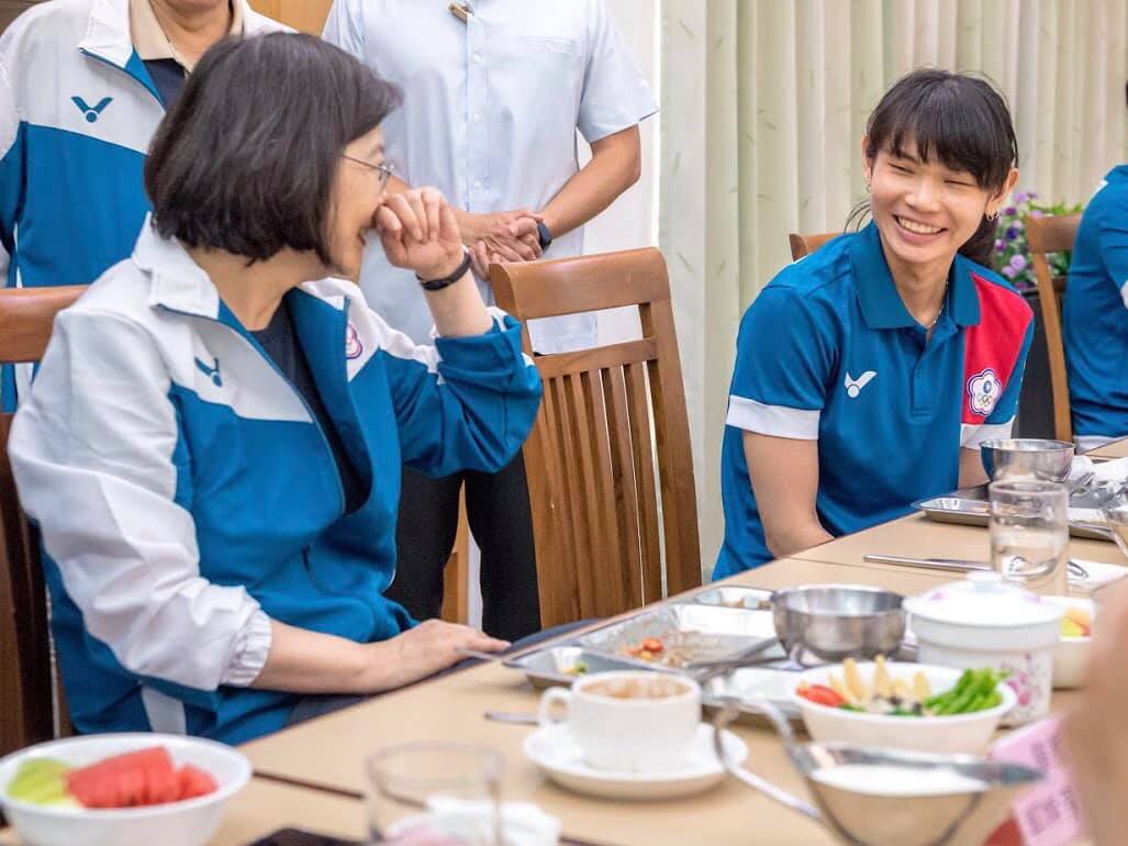 台灣羽球女將戴姿穎再次獲得新加坡公開賽女單冠軍，全國無不為她拍手叫好。總統蔡英文也在臉書上PO文慶賀。 圖：翻攝自蔡英文臉書