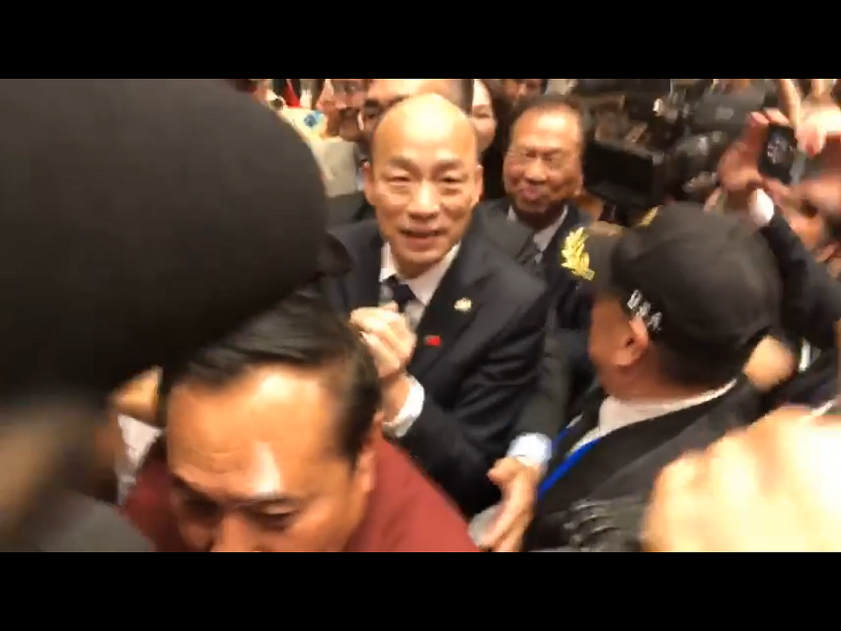 高雄市長韓國瑜訪問洛杉磯（如圖），談到台灣「過去3任總統都是台大法律系畢業，經濟和競爭力基本上已殘廢」。黨政人士今天建議韓國瑜「多準備基本功」，避免走回國民黨時期的錯誤思維。 圖：翻攝自韓國瑜臉書