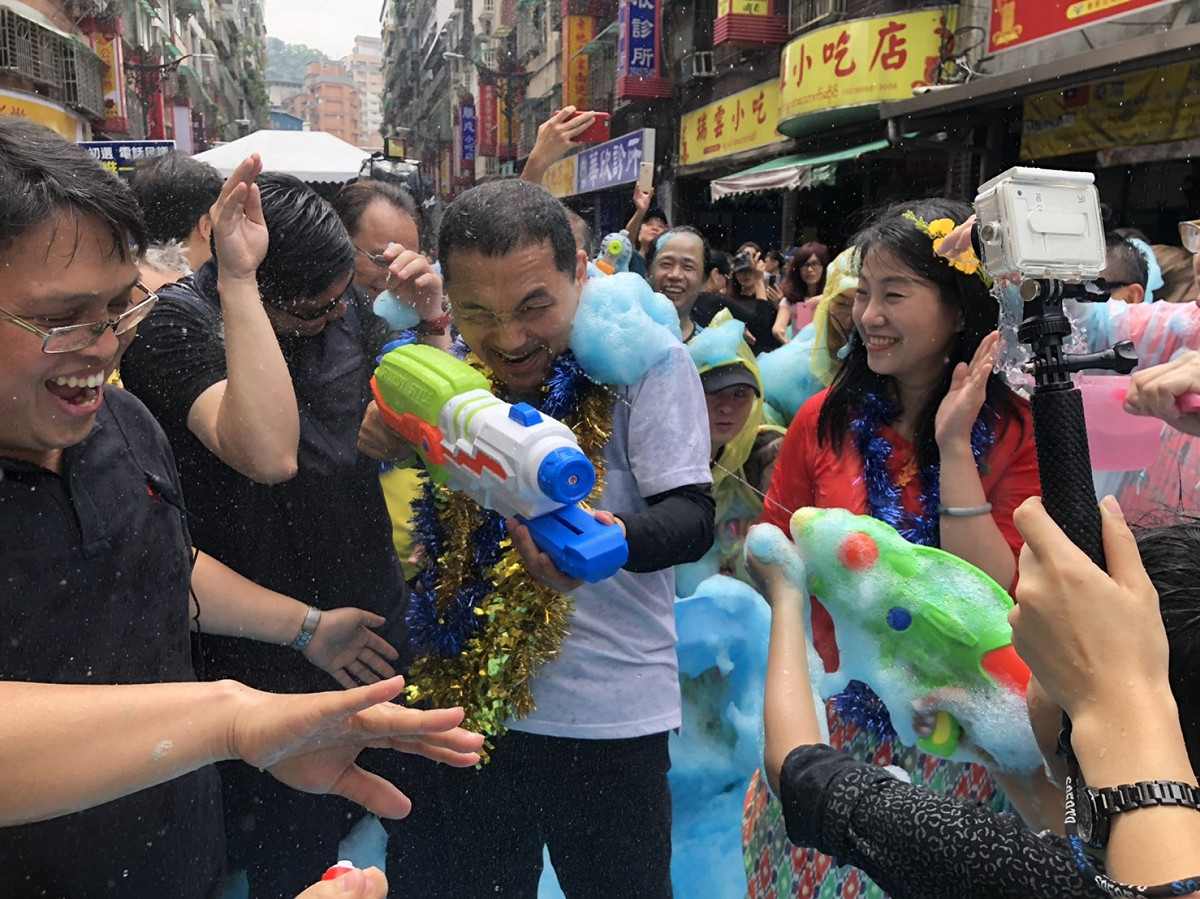 新北市長侯友宜與文化局長蔡佳芬等人，與民眾相互潑水、射水槍，玩得不亦樂乎。  圖：新北市政府提供