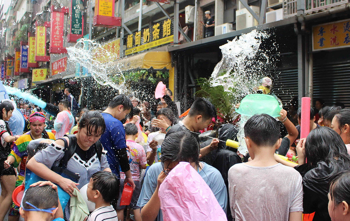 新北市潑水節讓參與的大小民眾一起溼身祈福，非常熱鬧。 圖：新北市政府提供