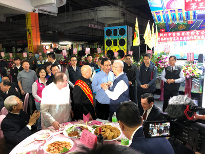 國民黨主席吳敦義、前新北市長朱立倫今晚出席中華民國青果商業同業公會聯誼餐會。朱立倫主動向前握手致意，吳敦義也起身回禮，兩人有說有笑氣氛融洽。 圖：中央社