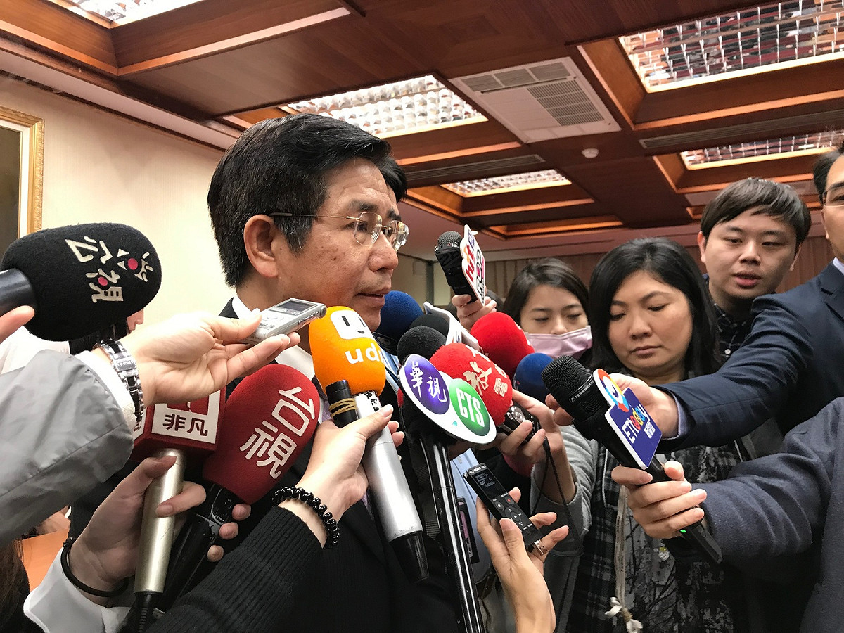立法院教育及文化委員會今（15）早審議行政院版《教師法》草案，場內會議尚未開始，場外早已煙硝瀰漫。教育部長潘文忠稍早表示，教師法修法重點還是在回應社會長期共識跟期待，希望以此淘汰不適任教師，修法目標是希望能維護學生權益同時也保障教師。 圖／記者許維寧攝