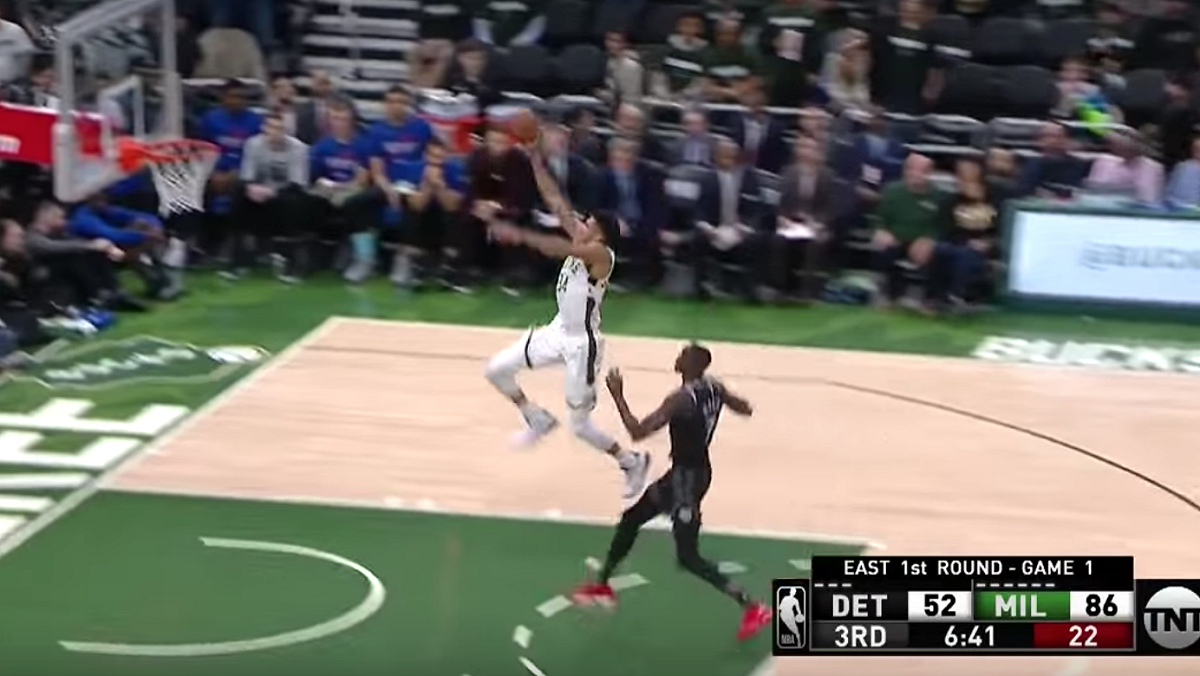 Giannis Antetokounmpo完成扣籃。 圖：翻攝自YOUTUBE