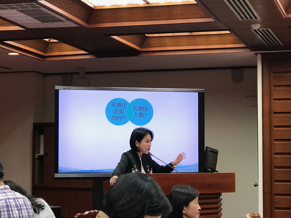 立法院今（15）日將召開教育及文化委員會，針對行政院版《教師法》草案進行備質詢。草案內容對教師解聘認定模糊，其中「有損教師尊嚴」一條恐有人為認定空間，立委柯志恩表示，是否批評教育政策、上街陳抗都可能成為解聘因素，是過度要求教師道德，且稍微觸法就可能構成解聘，對教師並不公平。 圖／記者許維寧攝