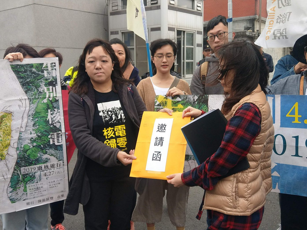 非核行動平台發言人崔愫欣將邀請函送入總統府。 圖／記者陳俐穎攝